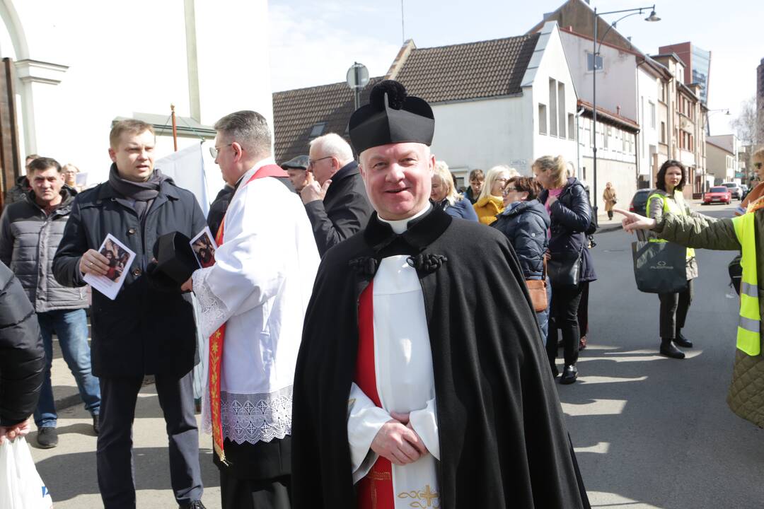 Tradicija: Didįjį penktadienį klaipėdiečiai miesto gatvėmis nešė kryžių, žymintį Kristaus kančią.