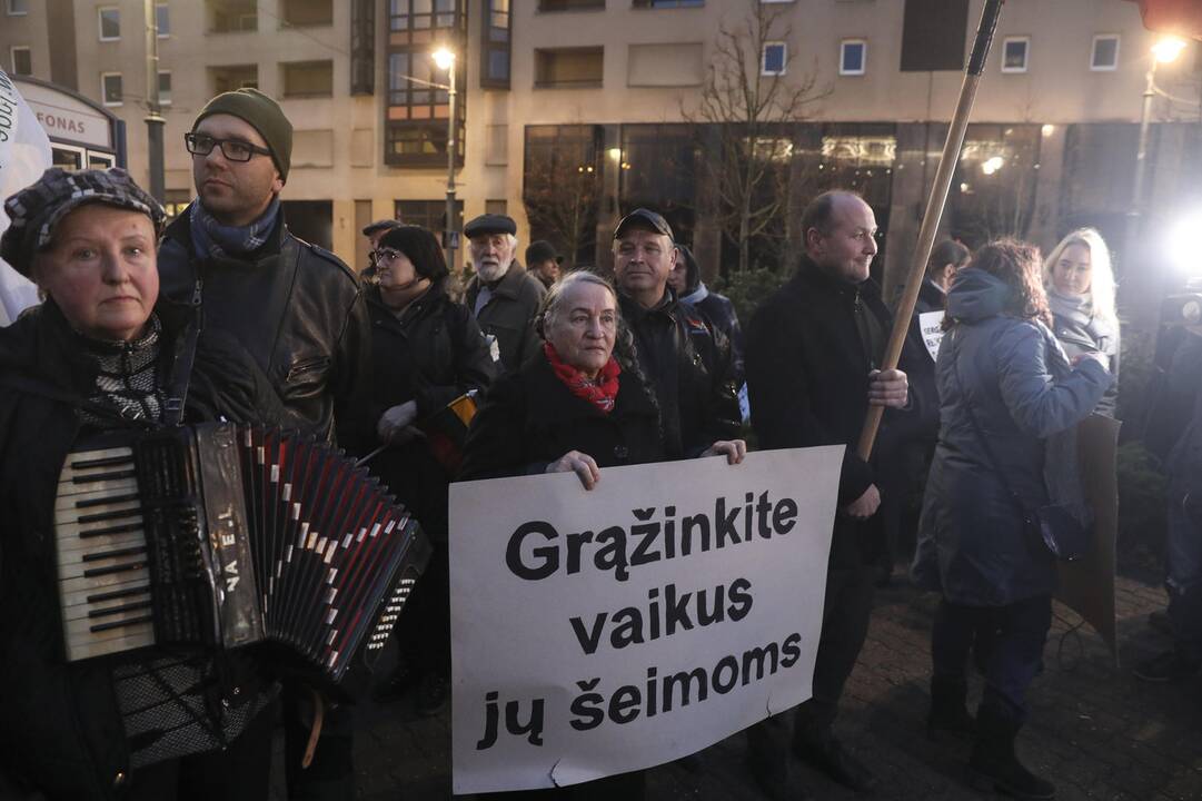 Mitingas prie Seimo dėl vaikų paėmimo iš šeimų