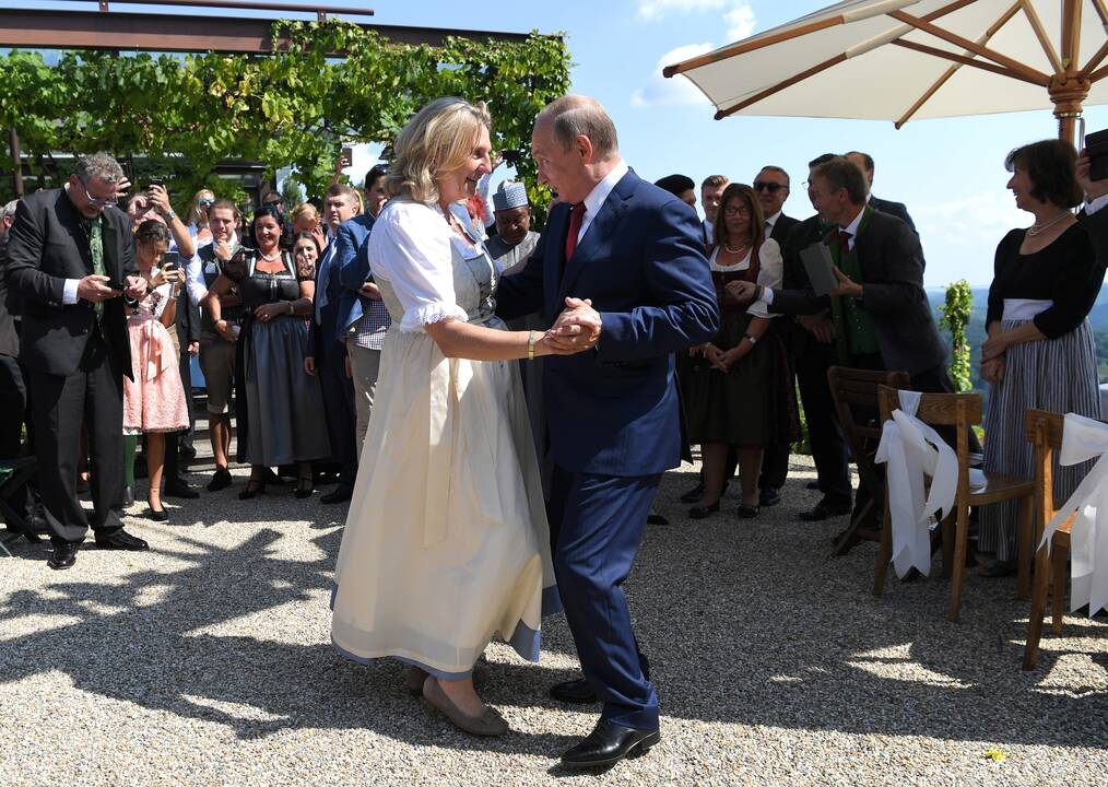 Karin Kneissl ir Vladimiras Putinas