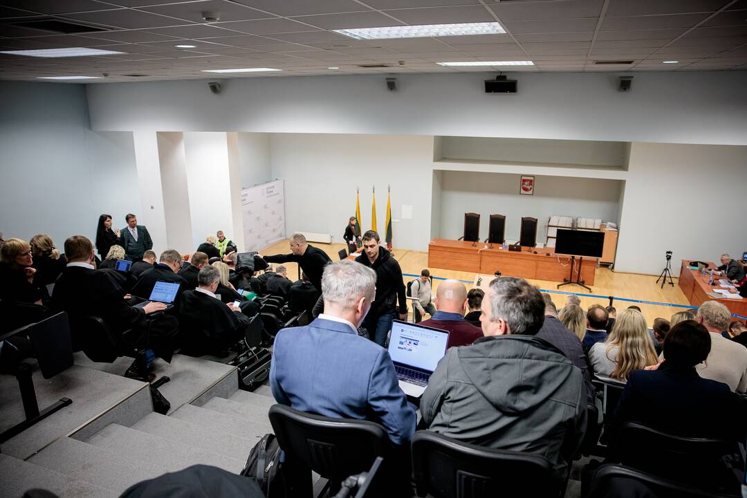 Riaušių prie Seimo byla: kaltinamųjų advokatai teigia, kad minia savo veiksmų tarpusavyje nederino
