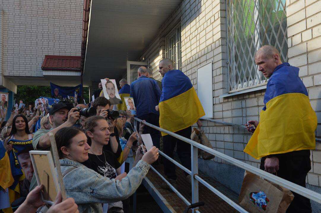 Ukraina ir Rusija vėl apsikeitė karo belaisviais: namo grįžo po 307 žmones