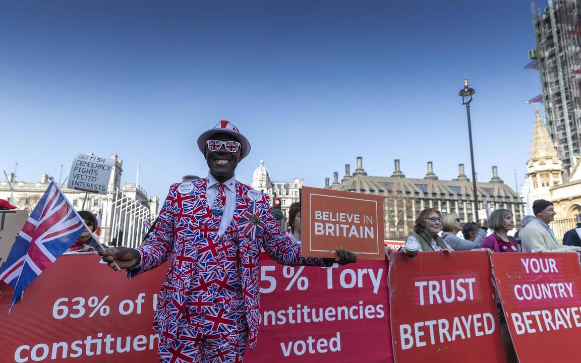 Britų parlamentarai ieškos naujo „Brexit“ kelio