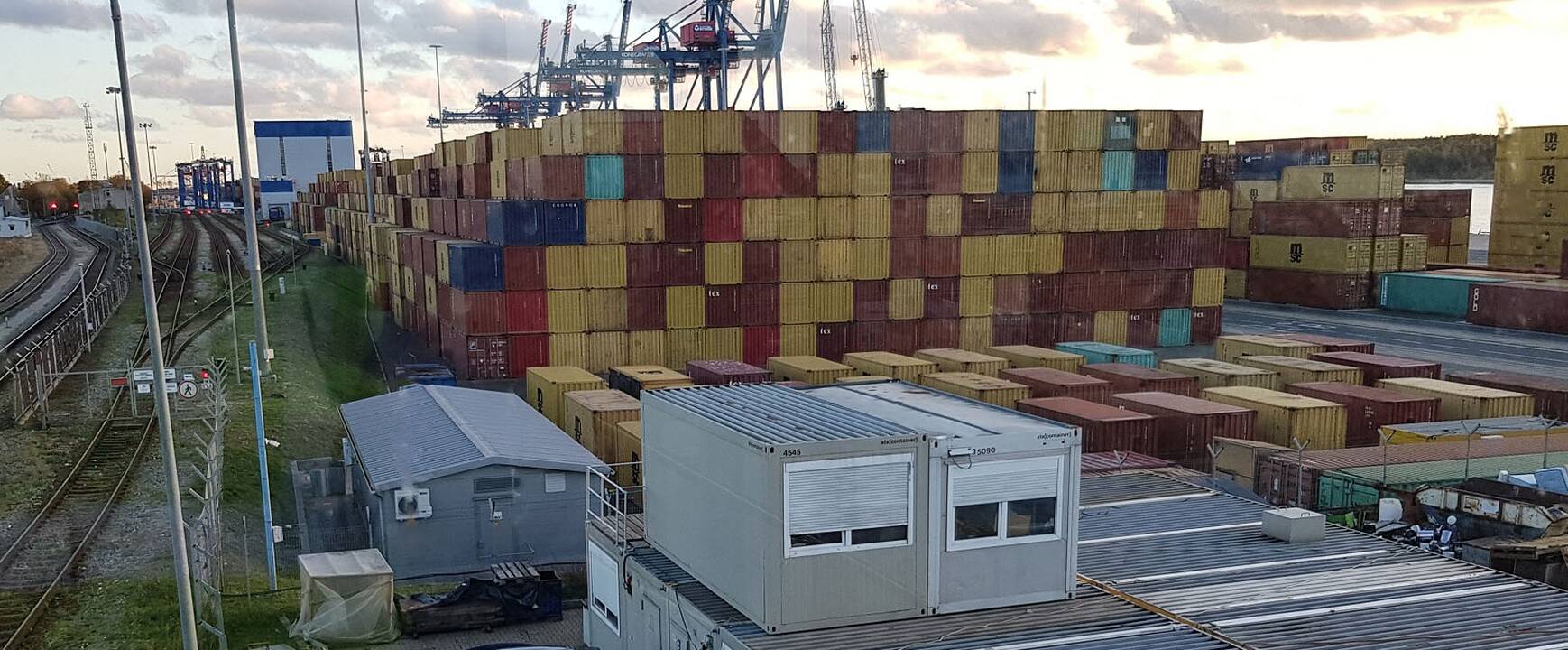 Situacija: Klaipėdos uostas buvo užverstas iš Rusijos išgabentais tuščiais konteineriais, kurių dalis dabar grąžinama į kitus uostus.