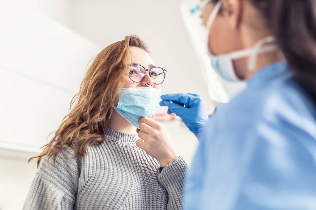 Vyriausybė: privalomo darbuotojų testavimo dėl COVID-19 nebebus