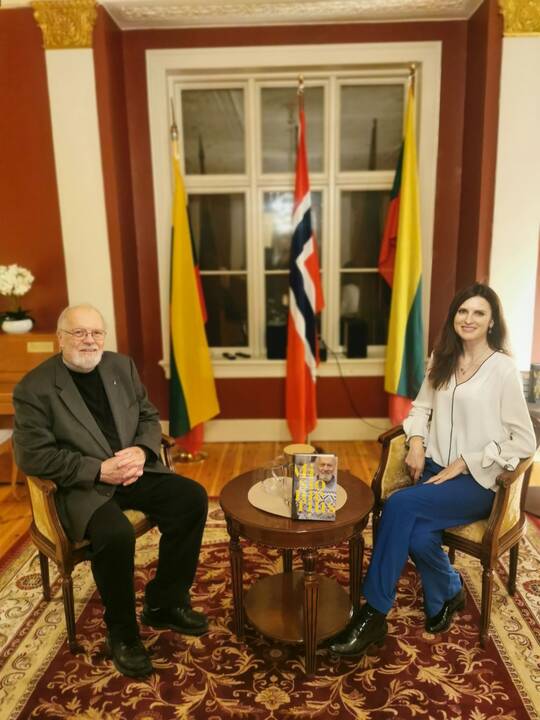 Kunigas A. Saulaitis ir žurnalistė A. Savickienė.