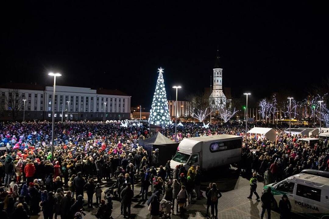 Šiauliuose įžiebta Kalėdų eglė