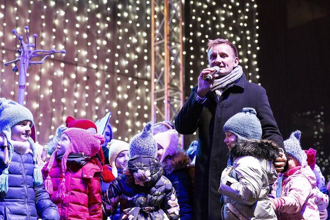 Šiauliuose įžiebta Kalėdų eglė