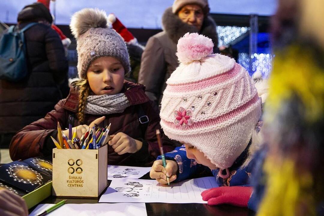 Šiauliuose įžiebta Kalėdų eglė