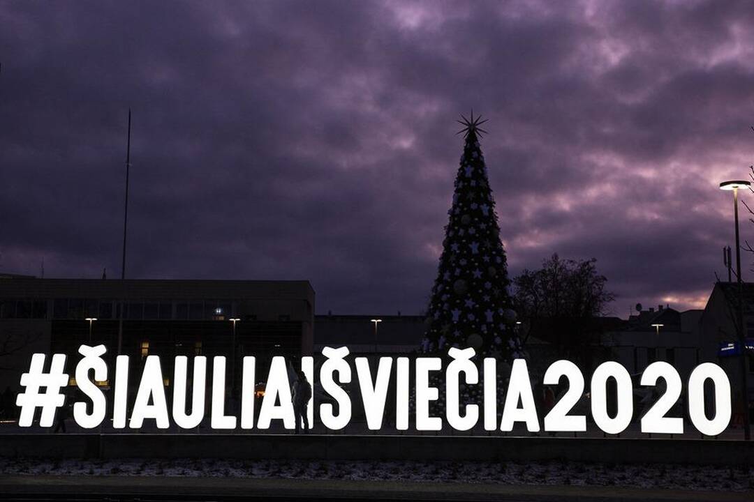 Šiauliuose įžiebta Kalėdų eglė