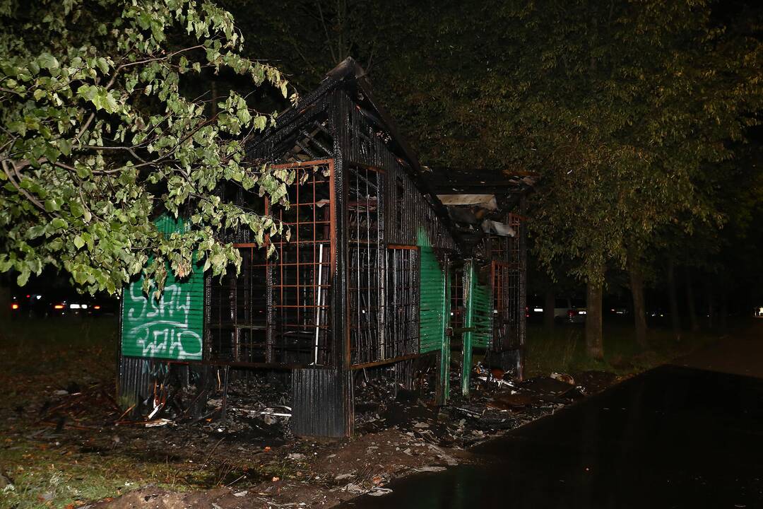 Partizanų gatvėje sudegė kioskas