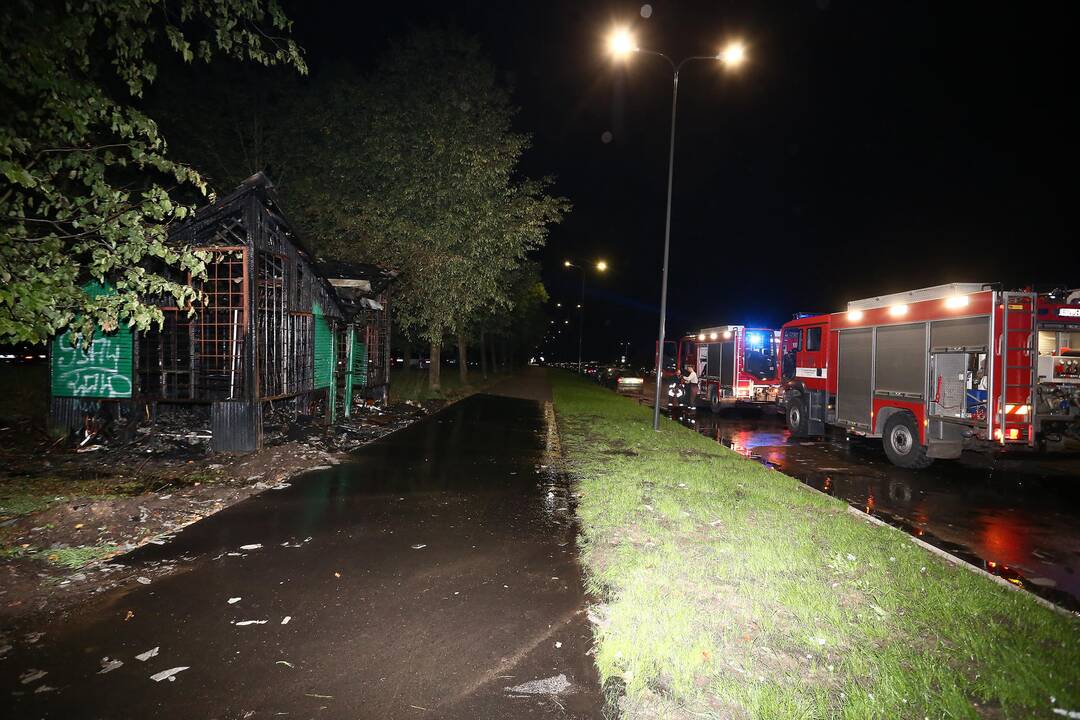 Partizanų gatvėje sudegė kioskas