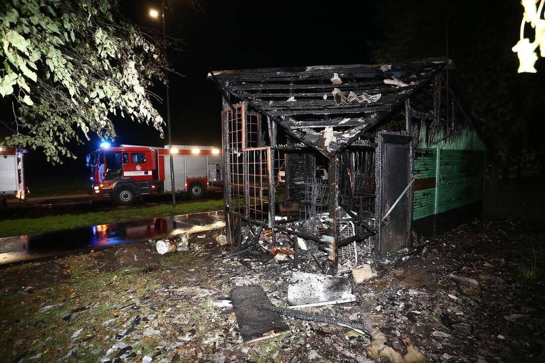 Partizanų gatvėje sudegė kioskas