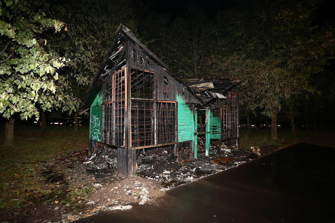 Partizanų gatvėje sudegė kioskas