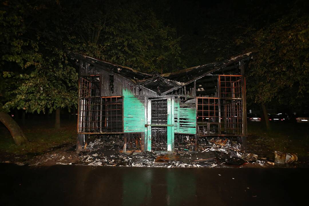 Partizanų gatvėje sudegė kioskas