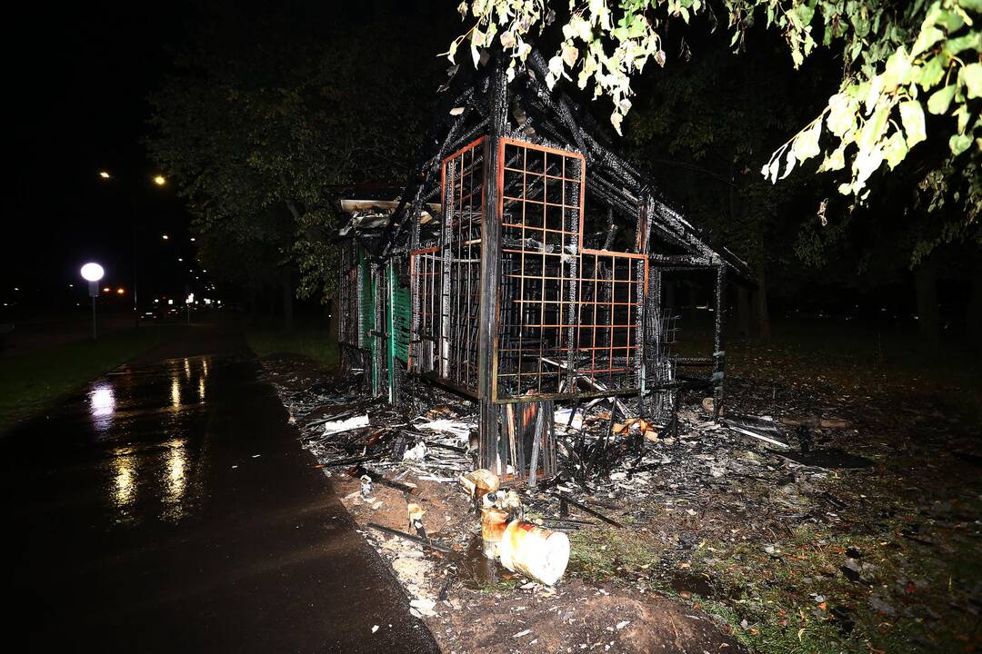 Partizanų gatvėje sudegė kioskas