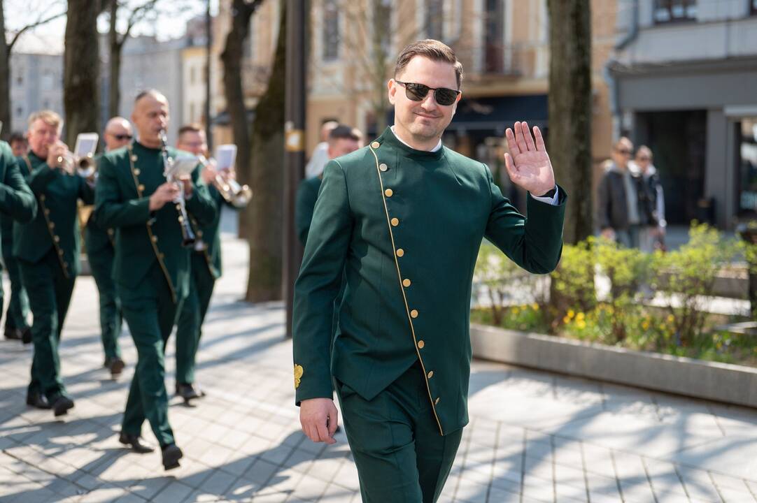 Kauno menininkai simboliškai pasveikinti išskirtine eisena