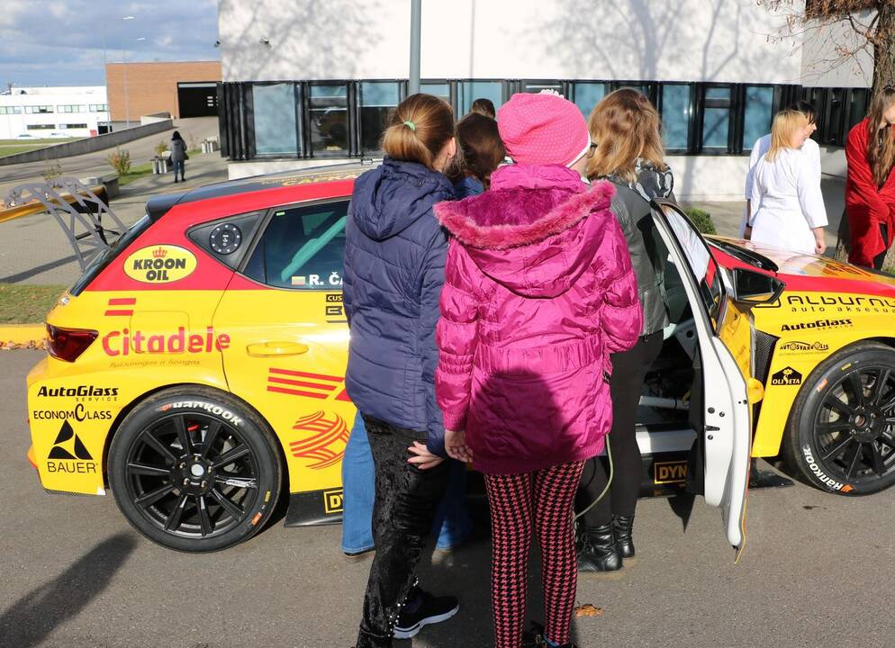 Pareigūnai mažiesiems ligoniams pristatė ralio automobilius