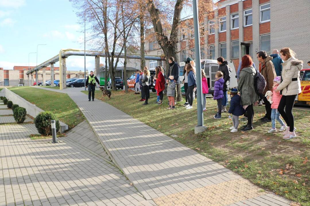 Pareigūnai mažiesiems ligoniams pristatė ralio automobilius