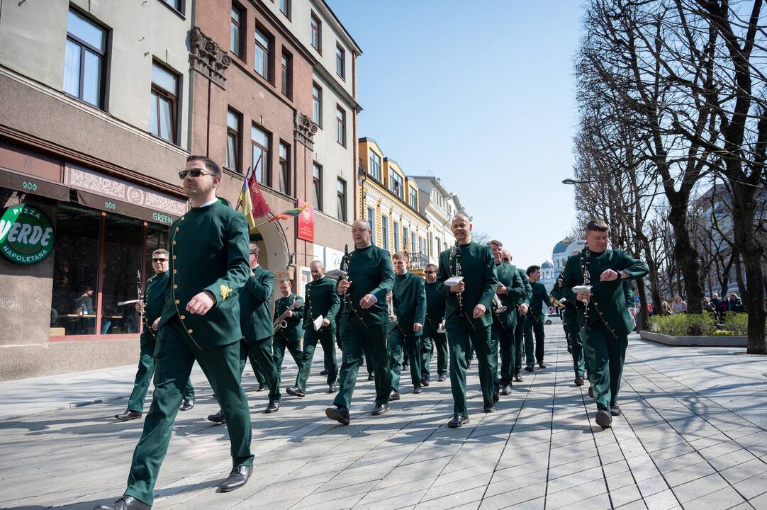Kauno menininkai simboliškai pasveikinti išskirtine eisena