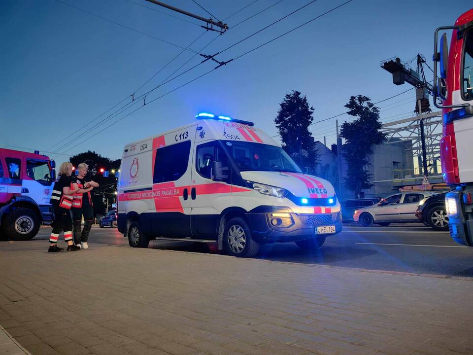 Savanorių prospekte liepsnos talžė medinį namą