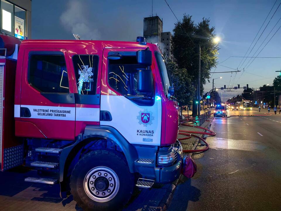 Savanorių prospekte liepsnos talžė medinį namą