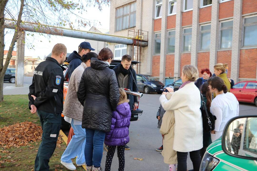Pareigūnai mažiesiems ligoniams pristatė ralio automobilius