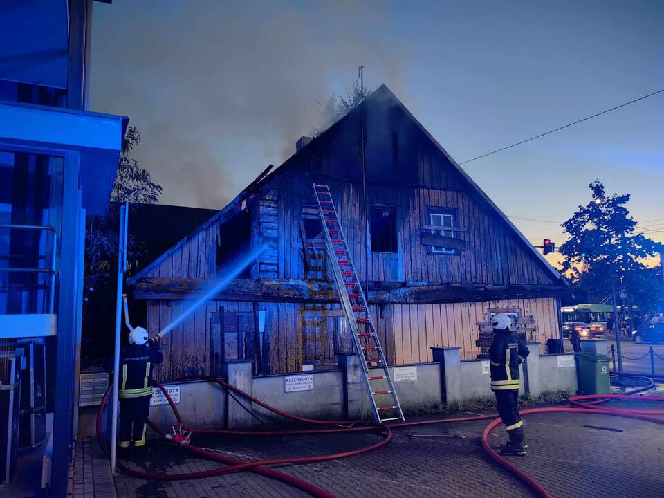 Savanorių prospekte liepsnos talžė medinį namą