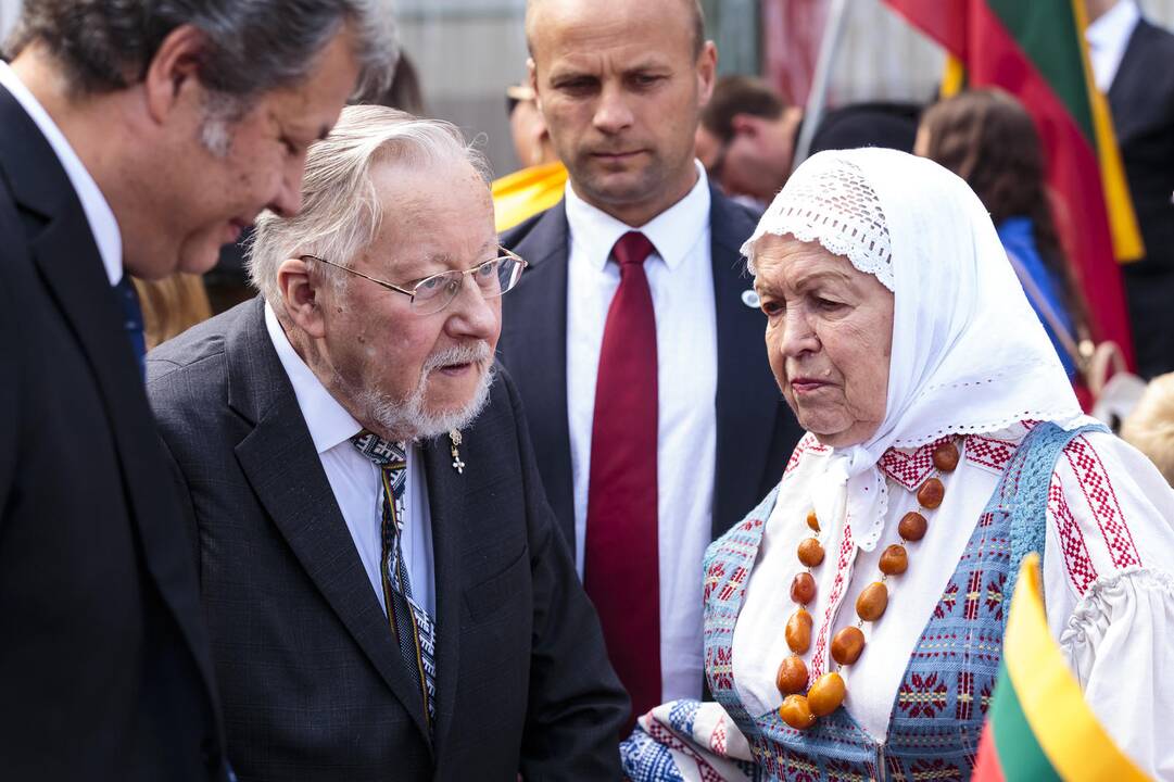 S. Daukanto aikštėje - iškilminga valstybės vėliavų pakėlimo ceremonija
