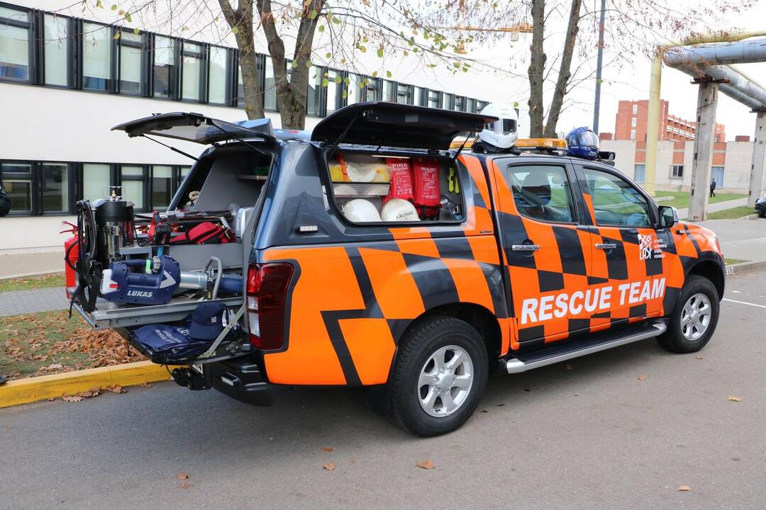 Pareigūnai mažiesiems ligoniams pristatė ralio automobilius