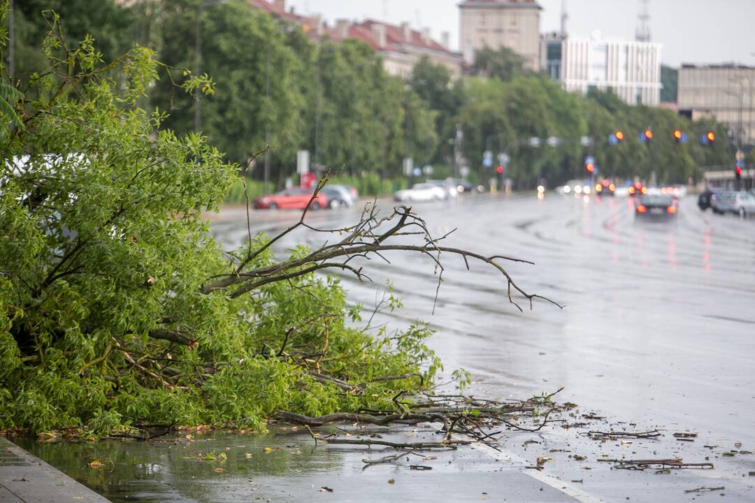 Po alinančios kaitros Kauną nuplovė liūtis