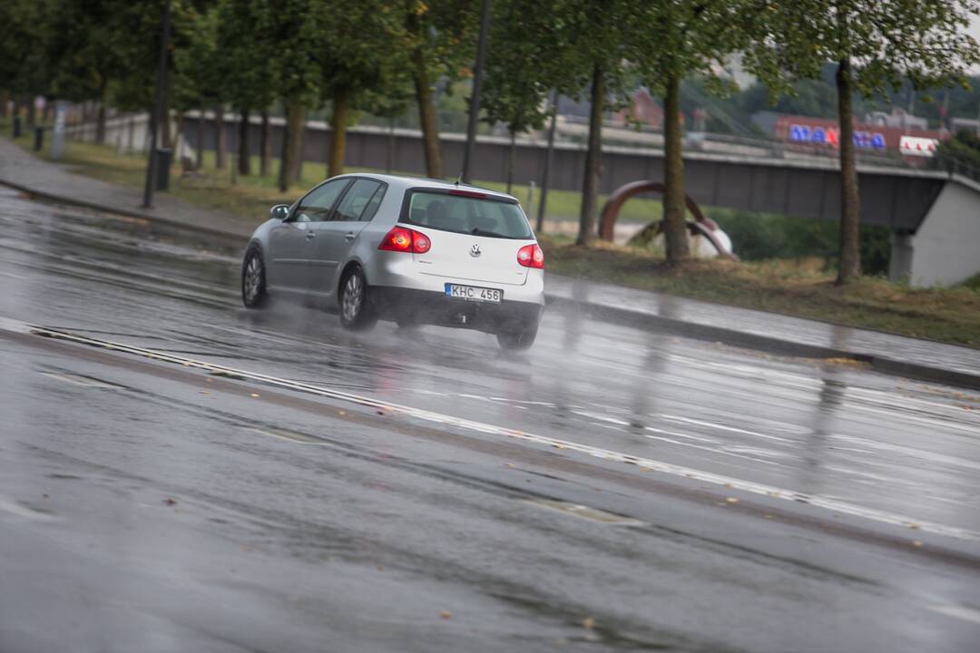 Po alinančios kaitros Kauną nuplovė liūtis