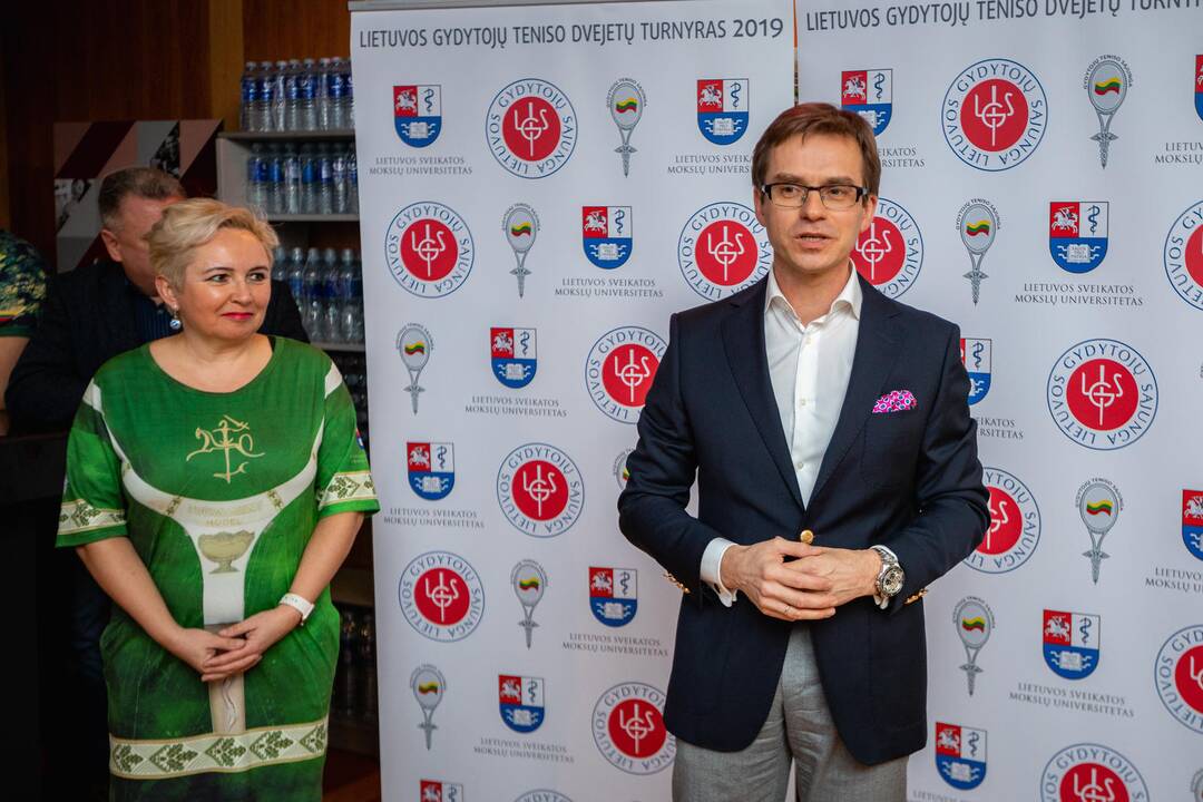 Dovana: R.Jocius ir R.Žaliūnas įsitikinę, kad defibriliatorių ypač svarbu turėti sporto klube.
