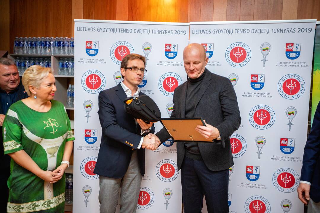 Dovana: R.Jocius ir R.Žaliūnas įsitikinę, kad defibriliatorių ypač svarbu turėti sporto klube.
