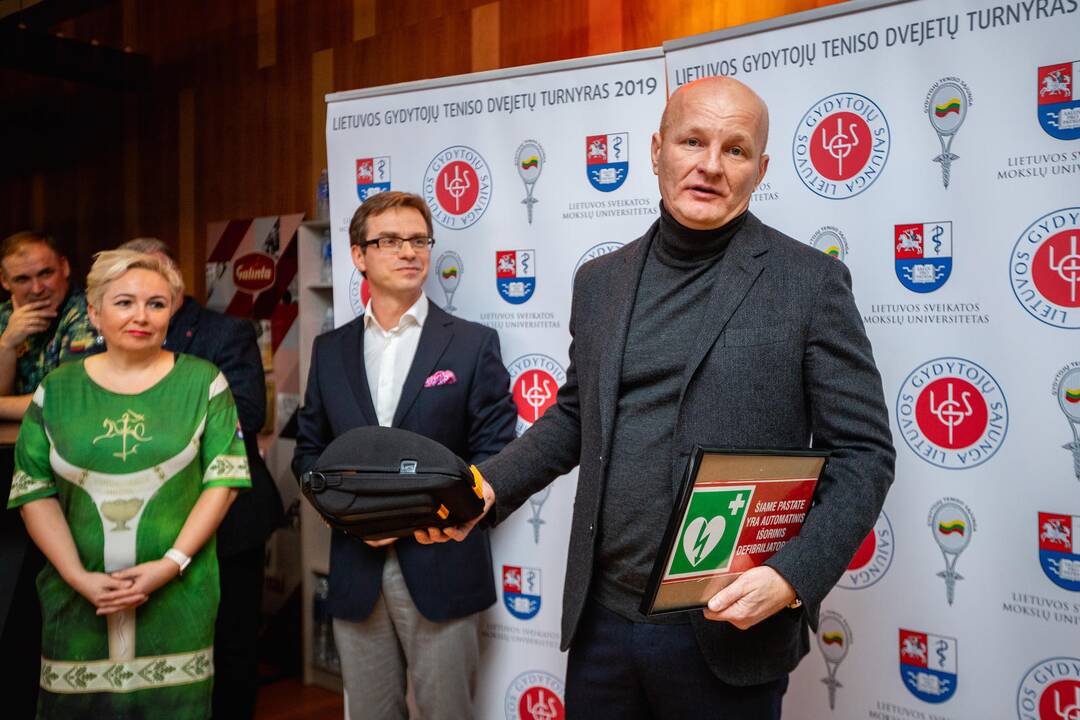 Dovana: R.Jocius ir R.Žaliūnas įsitikinę, kad defibriliatorių ypač svarbu turėti sporto klube.