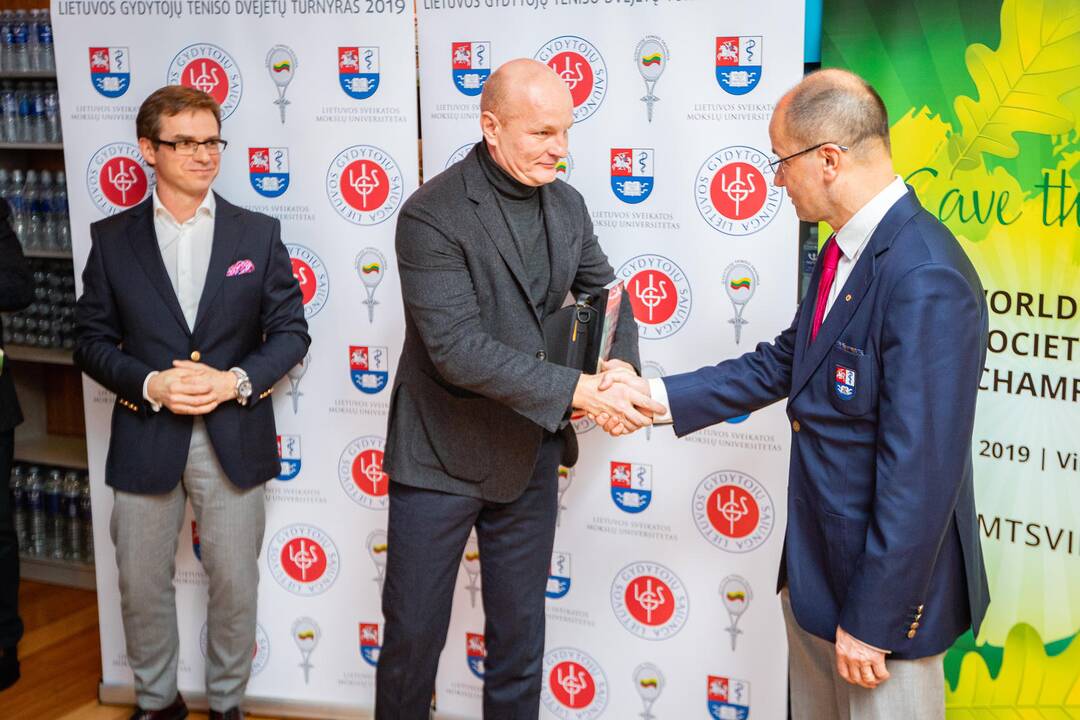 Dovana: R.Jocius ir R.Žaliūnas įsitikinę, kad defibriliatorių ypač svarbu turėti sporto klube.