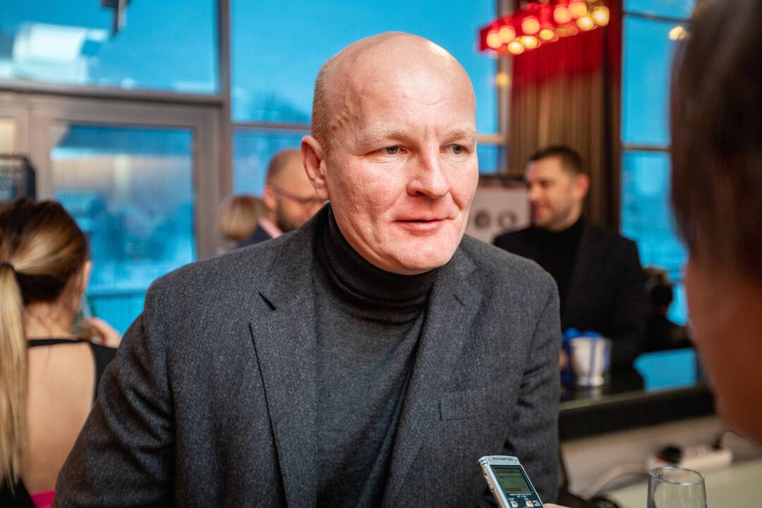 Dovana: R.Jocius ir R.Žaliūnas įsitikinę, kad defibriliatorių ypač svarbu turėti sporto klube.
