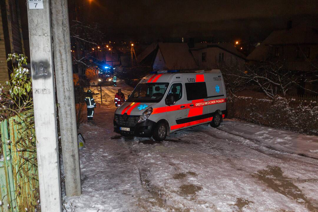 Ugniagesiai padėjo įklimpusiam medikų automobiliui