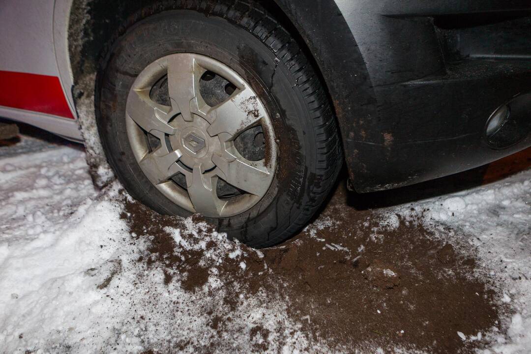 Ugniagesiai padėjo įklimpusiam medikų automobiliui