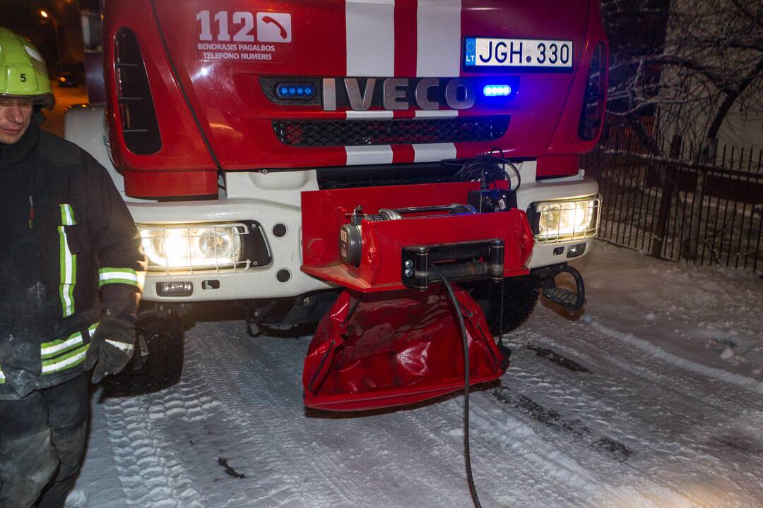 Ugniagesiai padėjo įklimpusiam medikų automobiliui