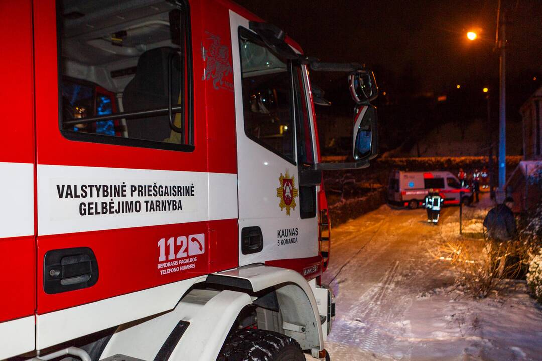 Ugniagesiai padėjo įklimpusiam medikų automobiliui