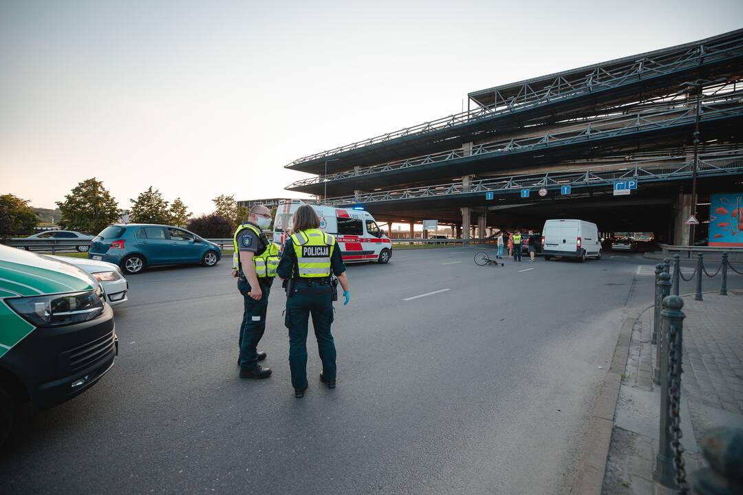 Karaliaus Mindaugo prospekte partrenktas dviratininkas