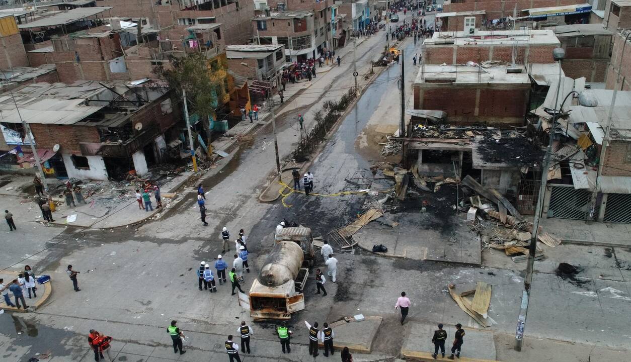 Peru sostinėje Limoje sprogus autocisternai žuvo 8 žmonės, 48 – sužeisti