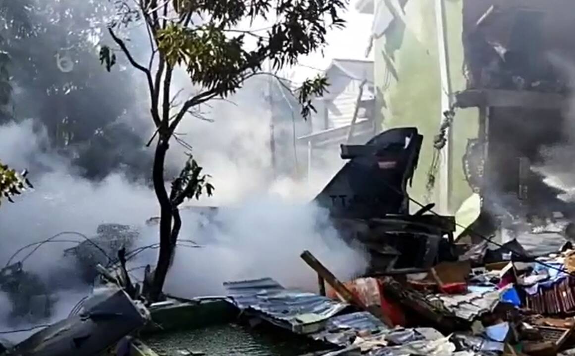 Indonezijos naikintuvas sudužo gyvenamajame rajone, niekas nenukentėjo
