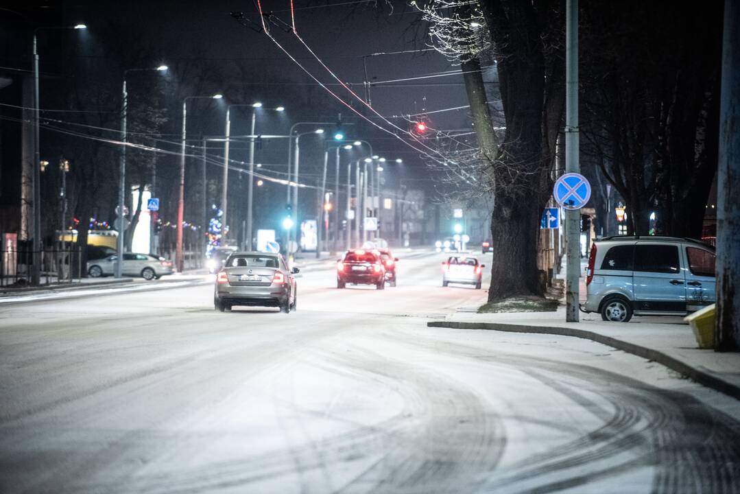 Kelininkai: naktį eismo sąlygas sunkins plikledis