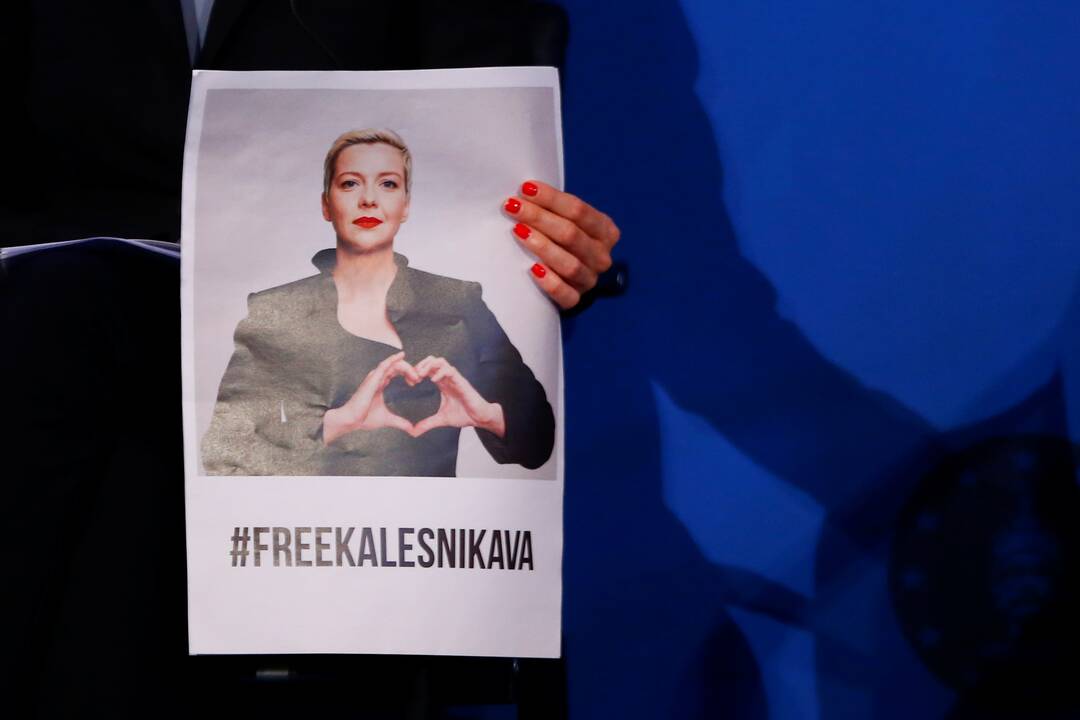 Po ilgos pertraukos nuotraukose užfiksuota kalinama Baltarusijos disidentė M. Kalesnikava