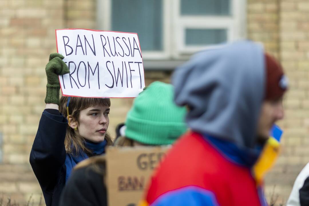 Protestas prie Vokietijos ambasados už sankcijų taikymą Rusijai 