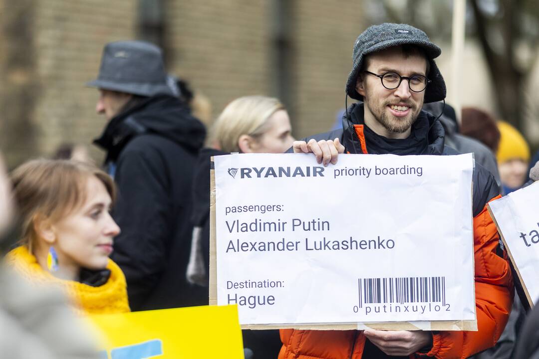 Protestas prie Vokietijos ambasados už sankcijų taikymą Rusijai 