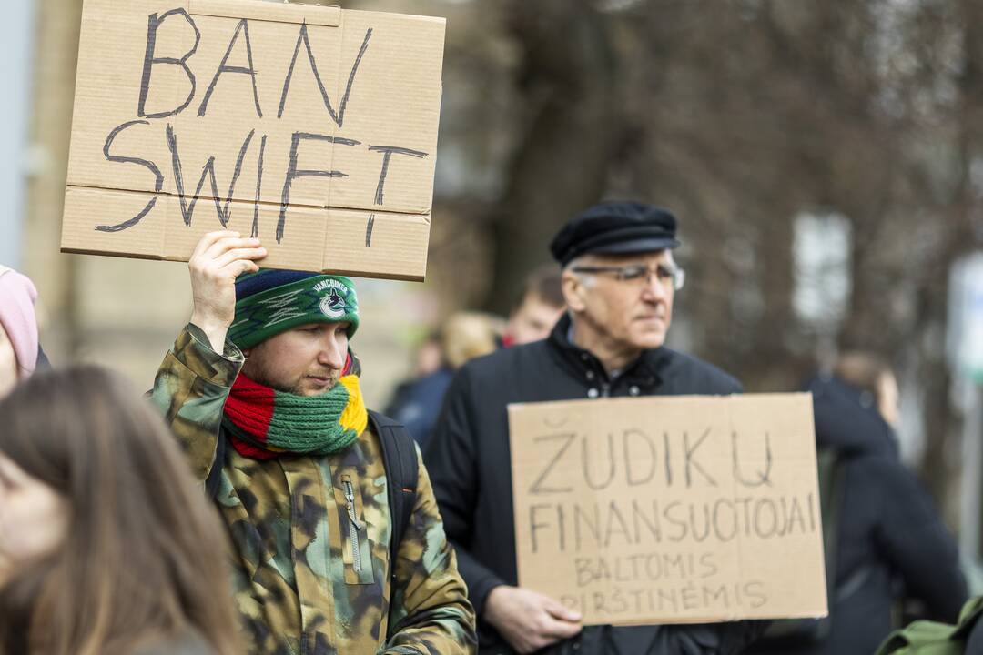 Protestas prie Vokietijos ambasados už sankcijų taikymą Rusijai 