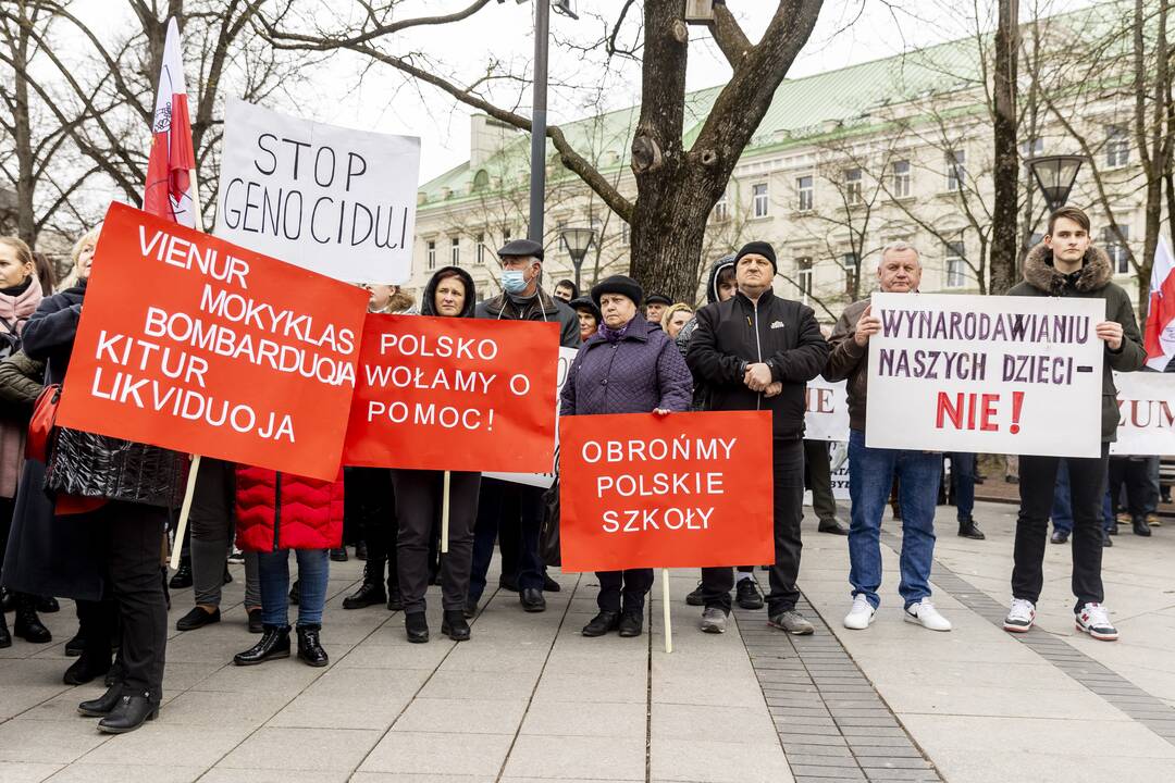 Lenkų protestas dėl mokyklų jungimo