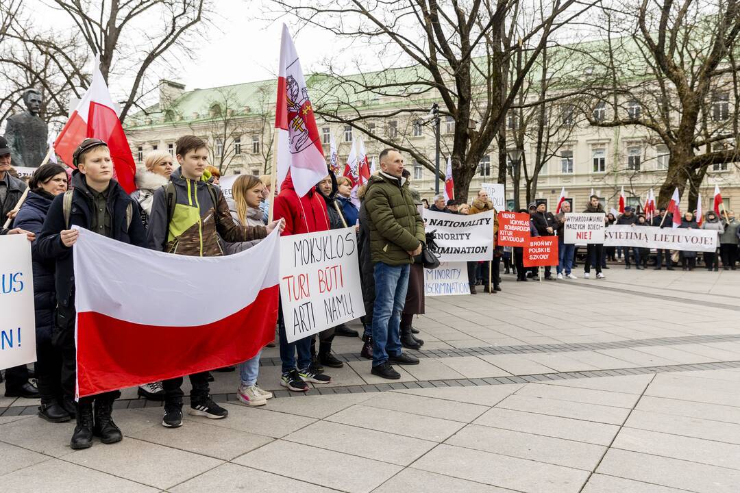 Lenkų protestas dėl mokyklų jungimo